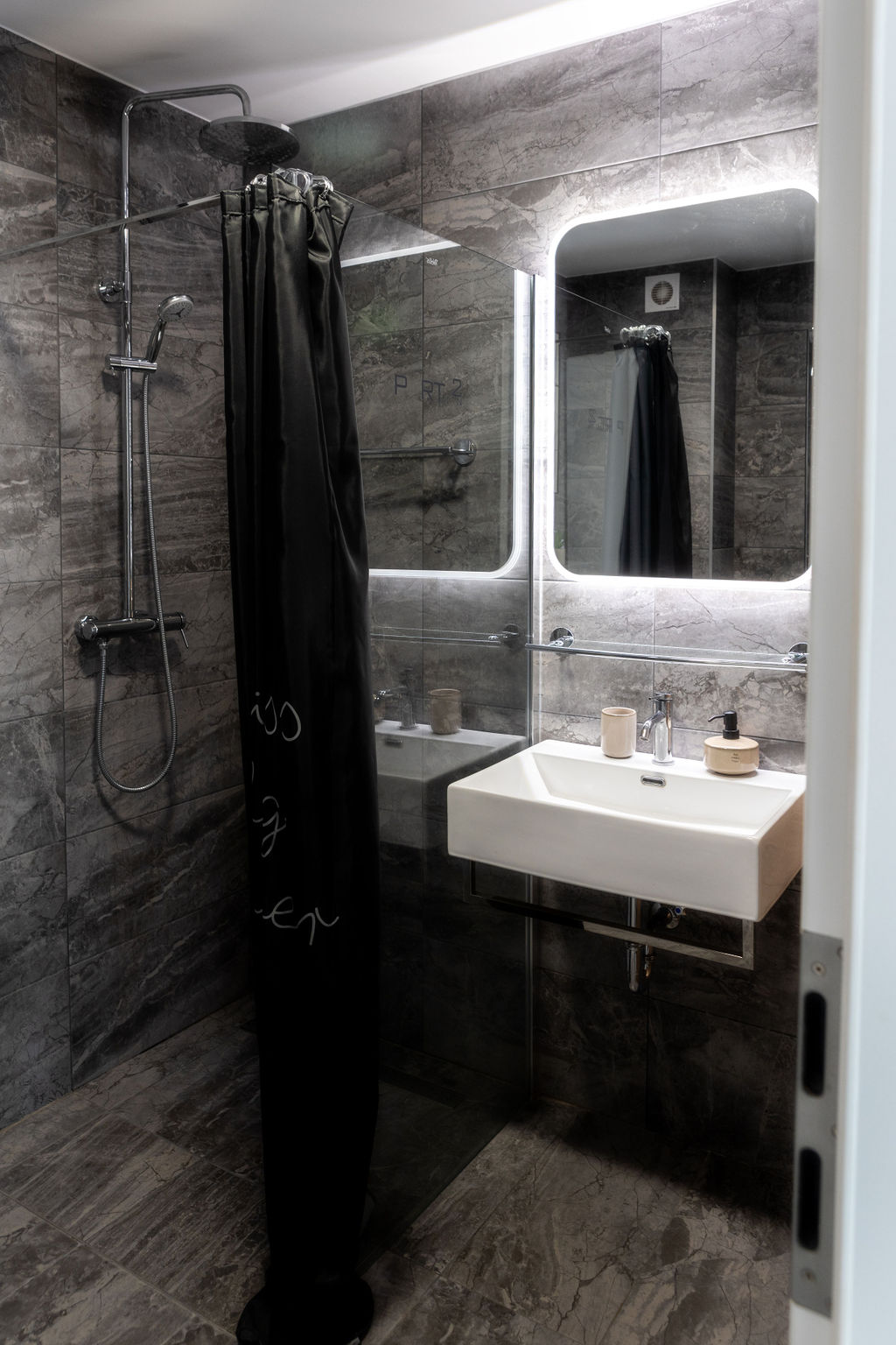 Alsóörsi B9 Penthouse Apartman belülről - fürdőszoba 