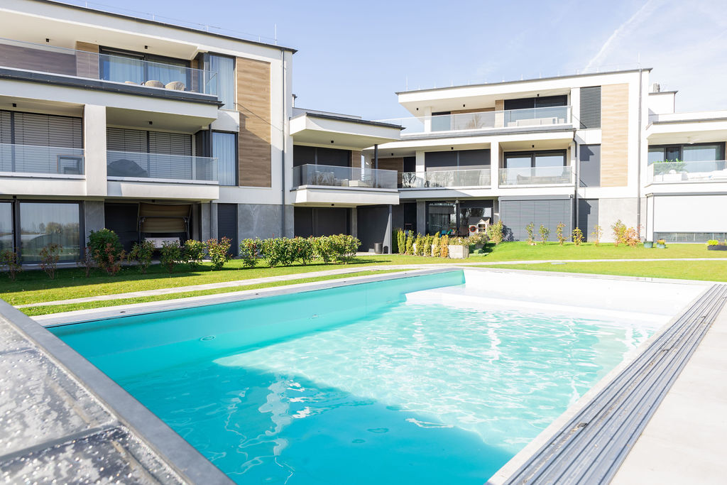 Alsóörsi B9 Penthouse Apartman épülete kívülről a közös medencével